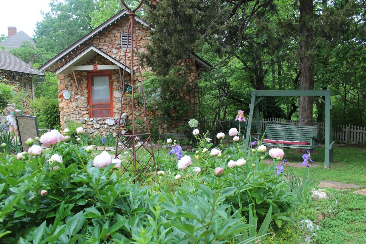 Rock Cottage Gardens B&B ユリーカ・スプリングス エクステリア 写真